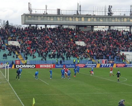 Счупен нос, двама изгонени, греда и ялово реми на Левски - ЦСКА