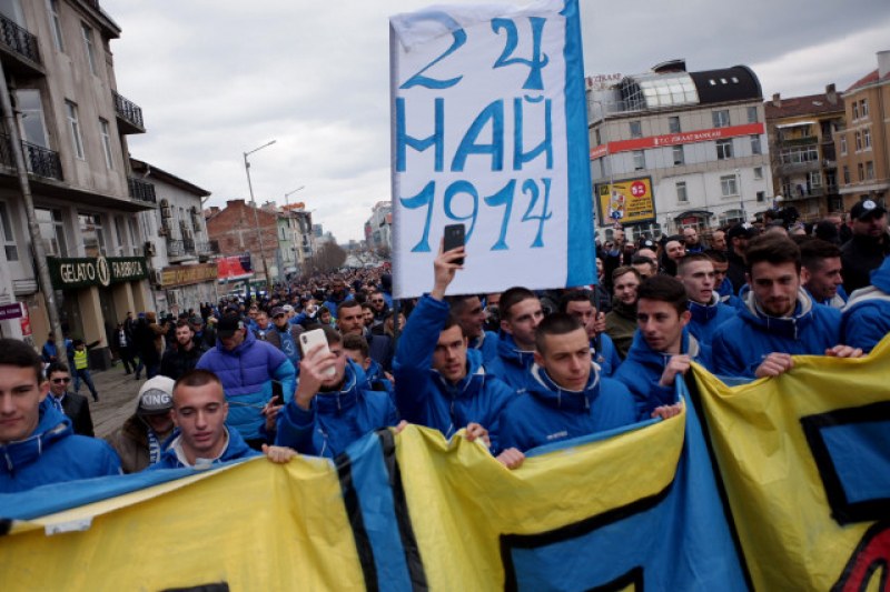 Мащабно шестиве на Левски! Хиляди фенове напълниха улиците на София