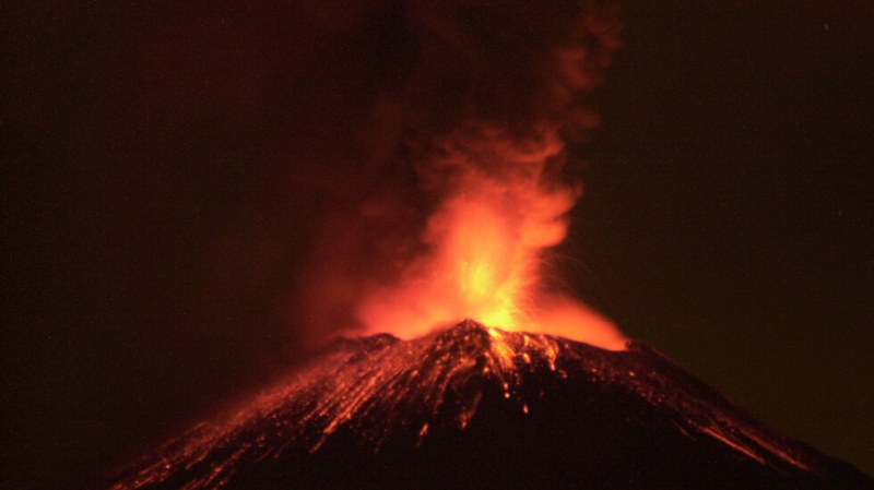 Зрелищно изригване на вулкан в Мексико!