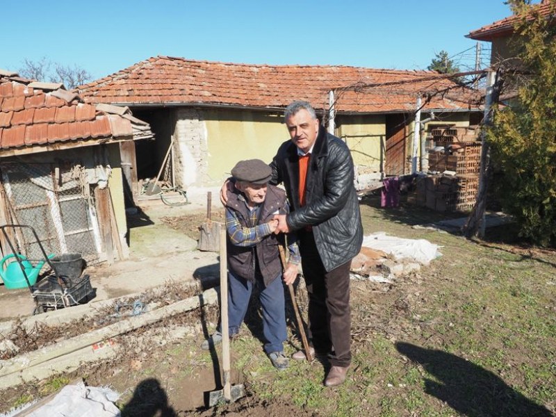 107-годишният дядо Георги сади череша в село Бенковски