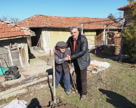 107-годишният дядо Георги сади череша в село Бенковски