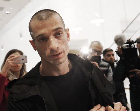 Арестуваха руски художник, пуснал секс компромат в Париж