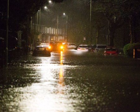 Две жертви на бурята Денис, ударила Англия