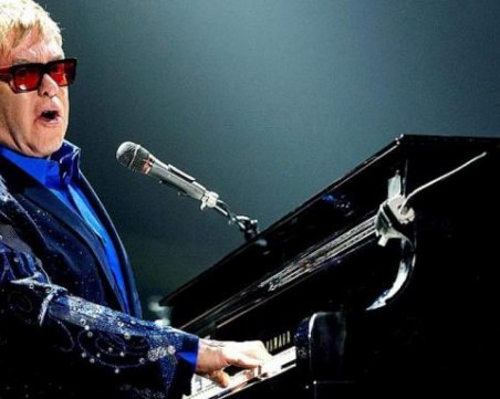 Елтън Джон изгуби гласа си по време на концерт и избухна в сълзи
