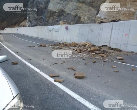 Камъни засипаха ремонтирания път Кричим – Михалково