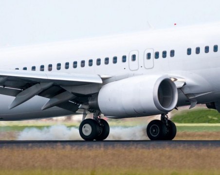 Колесник на самолет се запали, евакуираха пътниците