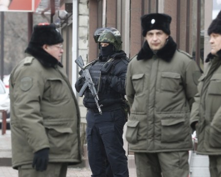 Мъж наръга с нож двама миряни в църква