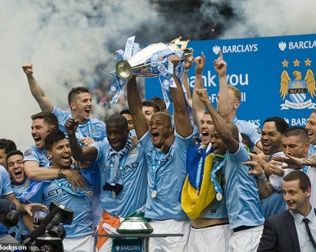 Отнемат титла на Манчестър Сити