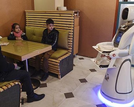 Робот-сервитьорка заработи в Кабул