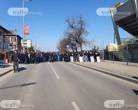 Стълпотворение в Коматево преди дербито Ботев - Локо, феновете почитат Тоско