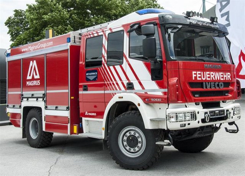 Бус пламна във Велико Търново, спасиха пет автомобила