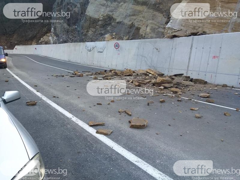 Камъни засипаха ремонтирания път Кричим – Михалково