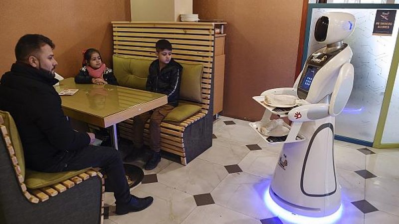 Робот-сервитьорка заработи в Кабул