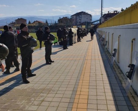 Фен на Локото е задържан с брадва и бухалка преди дербито