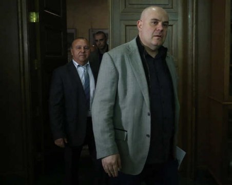 Кметът на Калофер предаде сигнали за общинска корупция на Гешев