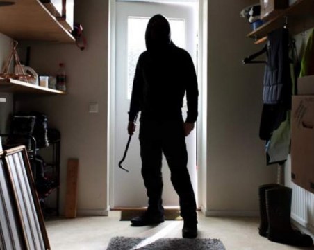 Мъж нахлу в дома на възрастна жена и задигна дамската й чанта