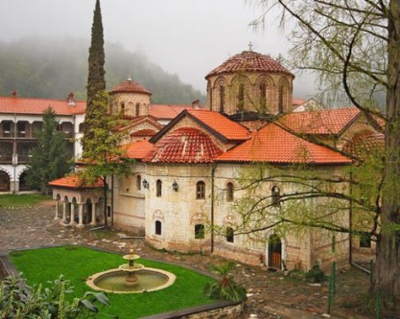 Нагло! Хванаха двама да крадат монети от Бачковския манастир