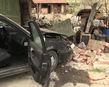Пиян и без книжка се заби в ограда на къща в село до Хасково