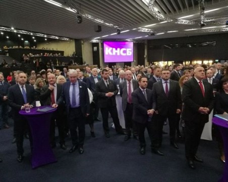 След напрежението: Борисов и Радев маса до маса на рождения ден на КНСБ