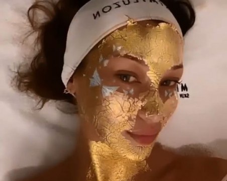 Бела Хадид си направи маска от 24-каратово злато