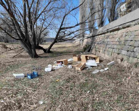 Боклуци отново напълниха коритото на река Марица в Пловдив