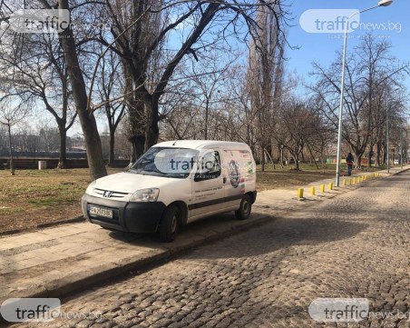 Кацнал на един... тротоар! Пазарджиклия показа как се паркира под тепетата
