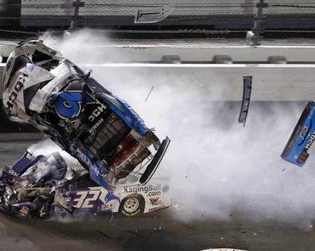 Масово меле на НАСКАР! Има ранен пилот