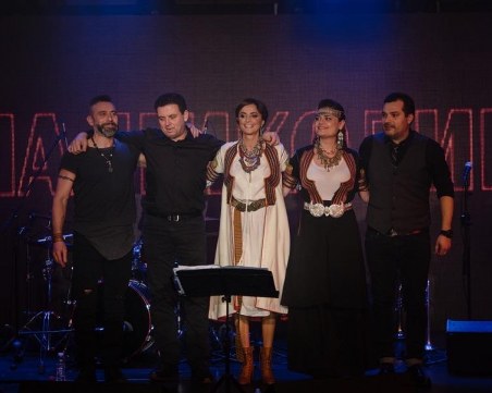 Нина Николина  идва с 