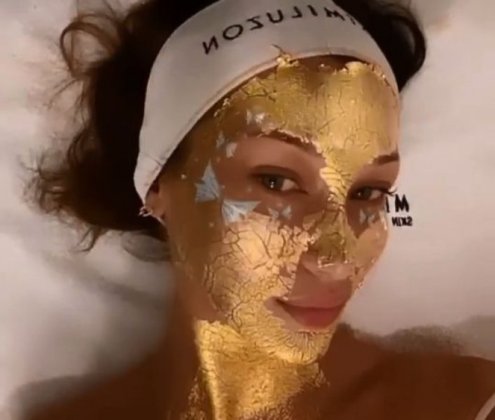 Бела Хадид си направи маска от 24-каратово злато