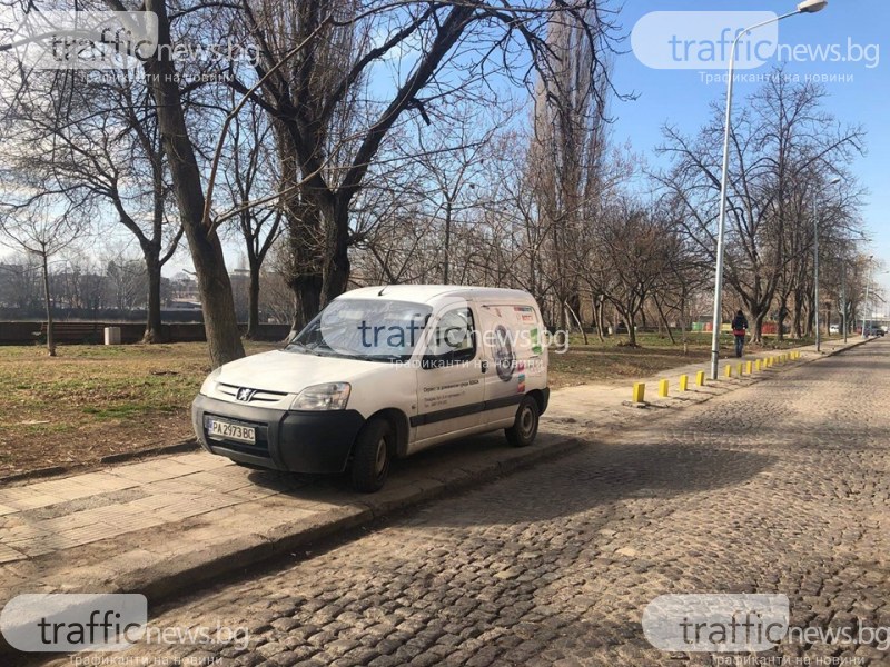 Кацнал на един... тротоар! Пазарджиклия показа как се паркира под тепетата