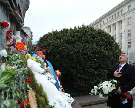 Бойко Борисов постави цветя на паметника на Васил Левски