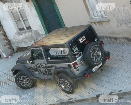 Джип се разположи кралски върху чисто нов тротоар в центъра на Пловдив