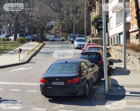 Нагло паркиране! Шофьор препречи пешеходна пътека в Пловдив, прати пешеходците на булеварда