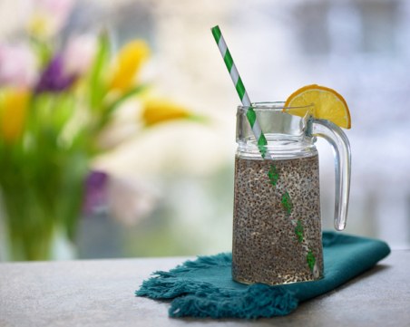 За какво помага нашумялата детокс напитка с вода, семена от чиа и лимон?