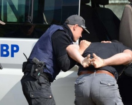 Задържаха двама младежи за побой и обир на таксиметров шофьор