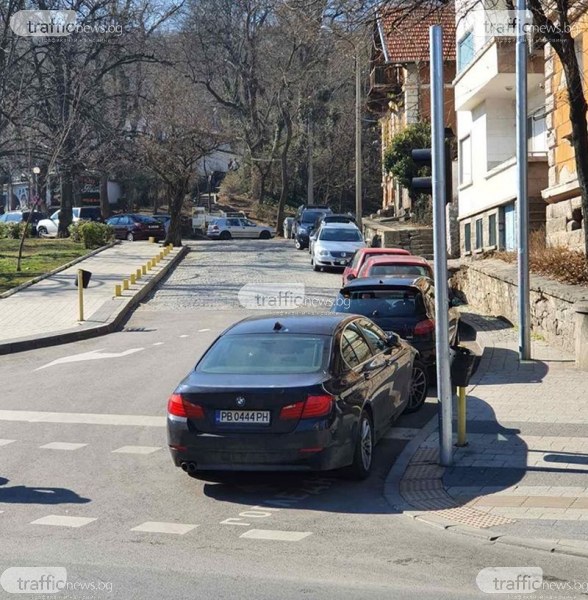Нагло паркиране! Шофьор препречи пешеходна пътека в Пловдив, прати пешеходците на булеварда
