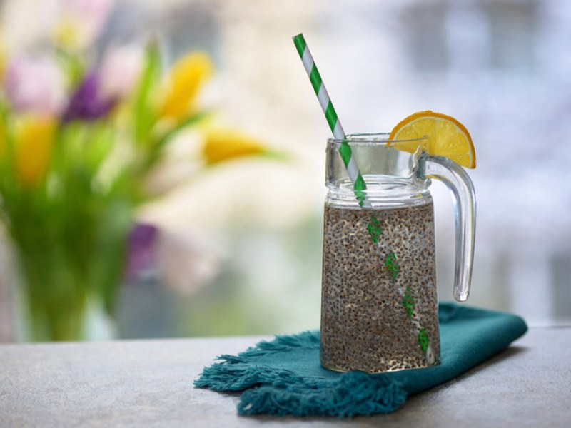 За какво помага нашумялата детокс напитка с вода, семена от чиа и лимон?