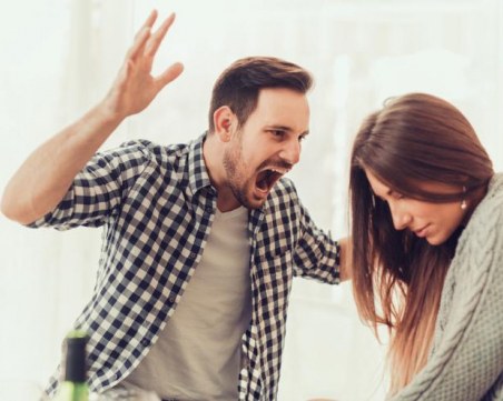 5 признака, че страдате от емоционален тормоз във връзката ви