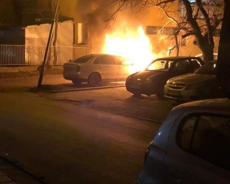 Автомобил пламна в Пловдив, пламъците застрашават съседни коли
