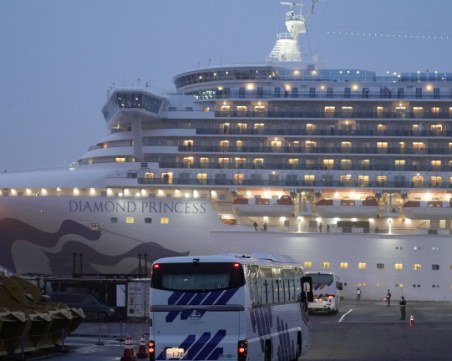Двама от заразените с коронавируса на круизния кораб починаха