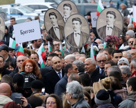 ГЕРБ: Президентът поруга паметта на Апостола, трябва да се извини