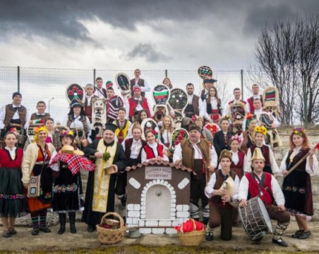 Кукери и самодейци от Карловско прославят България в Русия