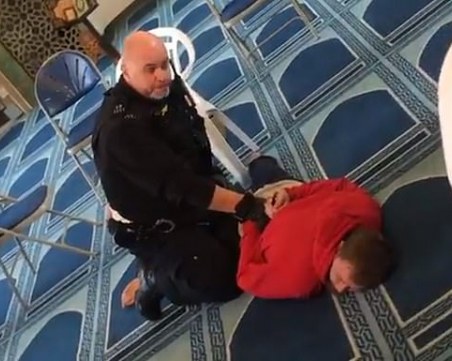 Мъж бе намушкан с нож в джамия в северен Лондон