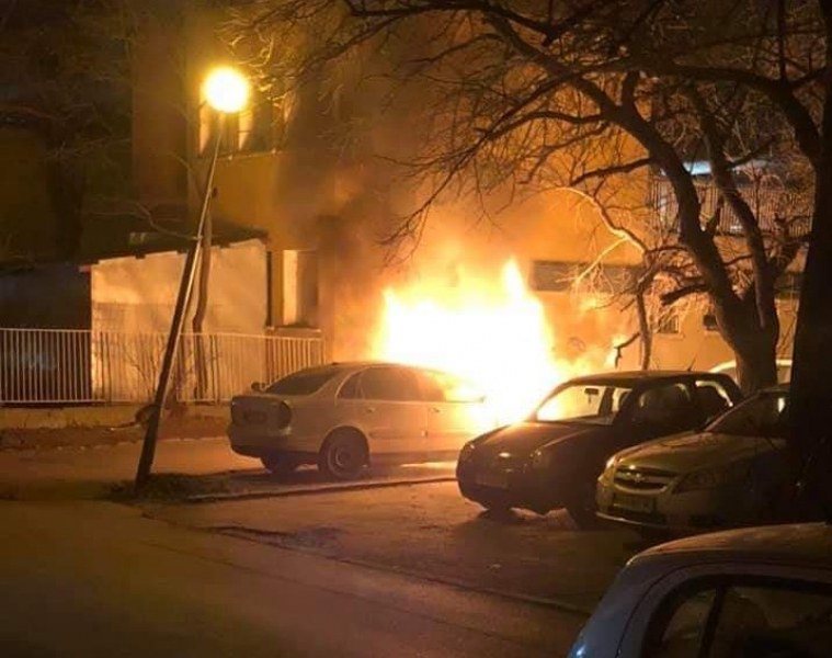Автомобил се запали в Пловдив, пламъците застрашават съседни коли