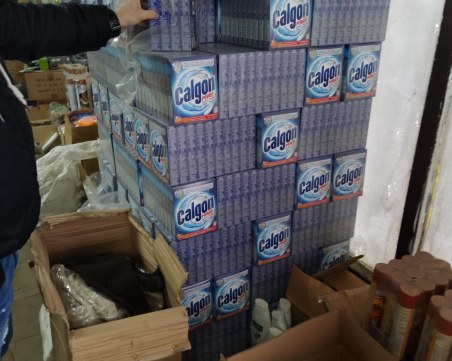 Икономическа полиция удари пет склада в Пазарджик, иззеха препарати менте