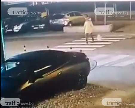 Кола помете жена в Пловдив! Шофьорът обвинява пешеходката, видео оборва думите му