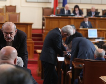 На косъм от бой в парламента! Разтърваваха Патриотите
