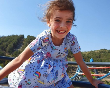 Петгодишната Бориса се нуждае от средства, за да продължи борбата си за живот