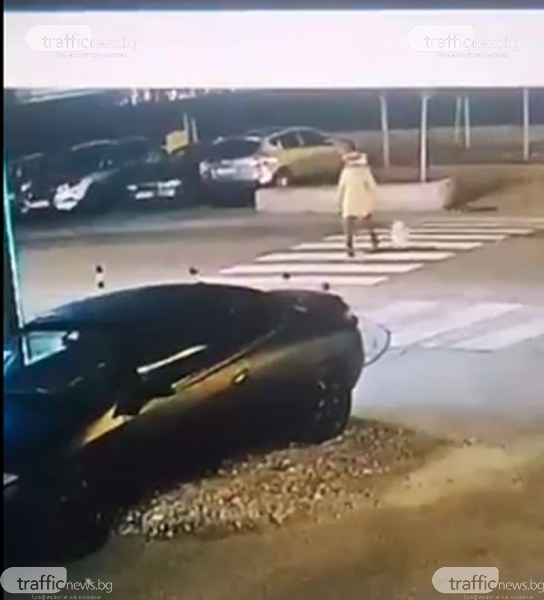 Кола помете жена в Пловдив! Шофьорът обвинява пешеходката, видео оборва думите му