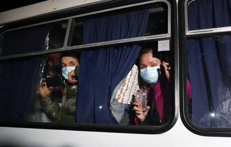 Нападнаха автобуси в Украйна, превозващи евакуирани от Китай